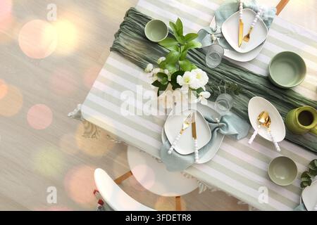 Eventplanung und Gastgewerbe, elegante Tischdeko mit Blumenmitte und goldenem Besteck für Hochzeitsempfang oder festliche Dinnerparty zu Hause Stockfoto