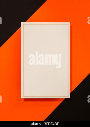 Vertikale leere weiße Karten-Vorlage mit dünnem orangefarbenem Rand und weichem Schatten auf kräftigem geometrischem orange-schwarzem Hintergrund, ideal für Poster, Einladungen Stockfoto