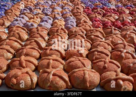 Traditionelles mexikanisches Pan-de-Muerto-Brot mit farbigem Zucker bestreut für den Tag der Toten Stockfoto
