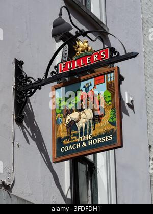 LONDON, UK - 22. AUGUST 2026: Schild vor dem The Coach and Horses Pub in der Greek Street, Soho Stockfoto