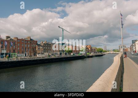 Blick auf den Fluss Liffey, der durch das Zentrum von Dublin fließt, mit den historischen Kais der Stadt und der städtischen Architektur entlang der Ufer - Dublin, Graf Stockfoto