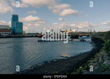 Blick auf den Fluss Liffey, der durch das Zentrum von Dublin fließt, mit den historischen Kais der Stadt und der städtischen Architektur entlang der Ufer - Dublin, Graf Stockfoto