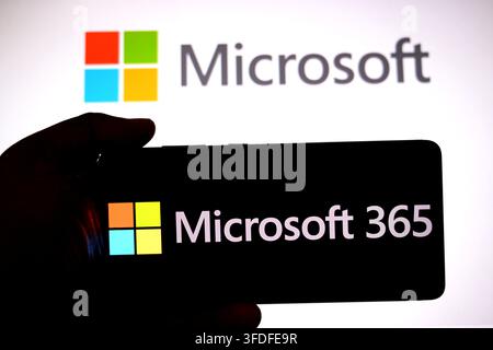 In dieser Fotoillustration wird ein Microsoft 365-Logo auf einem Smartphone angezeigt, während im Hintergrund ein Microsoft-Logo zu sehen ist. (Foto von Avishek Das / SOPA Images/Sipa USA) *** Streng nur für redaktionelle Nachrichtenzwecke *** Stockfoto