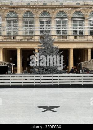 Breite Ansicht der leeren Ami Paris Pop-up-Eislaufbahn mit dem charakteristischen Herzlogo im historischen Innenhof des Palais-Royal in Paris, Frankreich. Stockfoto