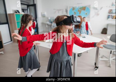 Grundschüler erkunden die virtuelle Realität während des Technologieunterrichts. Stockfoto