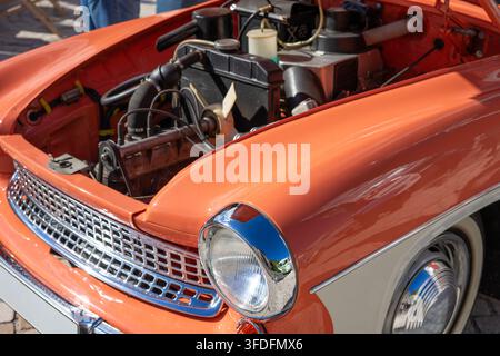 Nahaufnahme eines klassischen ostdeutschen Wartburg 311 – Klassisches Auto der DDR Stockfoto
