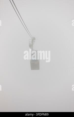 Seilbahn umgeben von Nebel in Fuente De. Kantabrien, Spanien Stockfoto