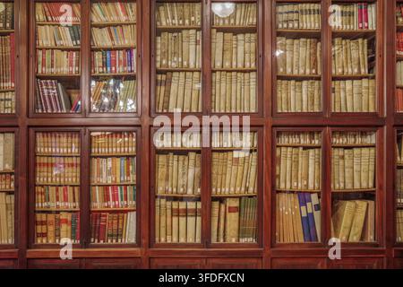 Barcelona – Spanien – August, 3, 2026: Arus Public Library Holzbücherregale gefüllt mit antiken Büchern, Vitrinen, historische Sammlung Stockfoto