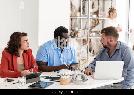 Verschiedenes Team, das in einem modernen Bürositzung zusammenarbeitet Stockfoto