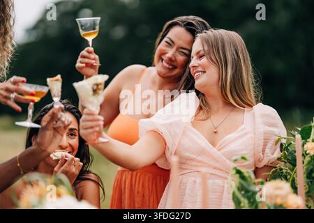Glückliche Frauen, die gemeinsam auf einer Party im Freien feiern Stockfoto