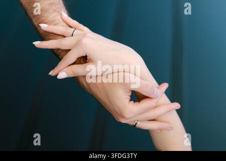 Nahaufnahme von Mann und Frau, die Hand in Hand Stockfoto