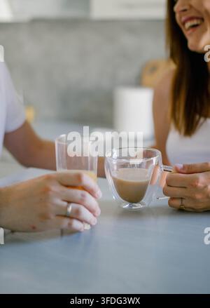 Glückliches Paar lacht zusammen beim Morgenkaffee Stockfoto