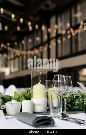 Elegante Tischdekoration bei einer Hochzeitsfeier Stockfoto