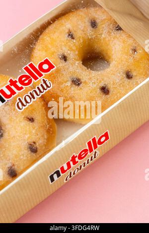 Nahaufnahme eines Nutella-Ring-Donuts in seiner Verpackung. Stockfoto
