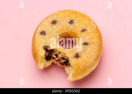 Nahaufnahme eines Nutella-Ringdonuts mit einem Biss darin. Stockfoto