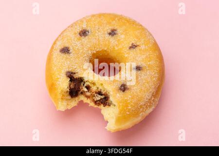 Nahaufnahme eines Nutella-Ringdonuts mit einem Biss darin. Stockfoto
