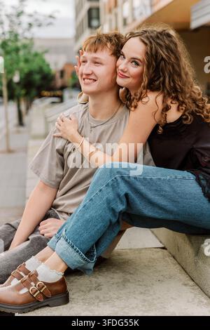 Liebespaar, das sich auf einer Straße der Stadt umarmt Stockfoto