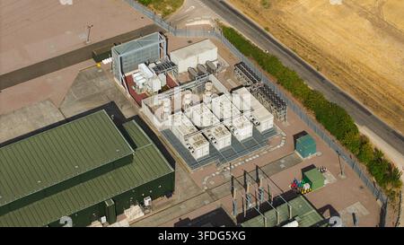 Luftaufnahme der National Grid Walpole Unterstation mit elektrischen Transformatoren und industriellen Kühleinheiten innerhalb eines eingezäunten Geländes in Walpole, En Stockfoto