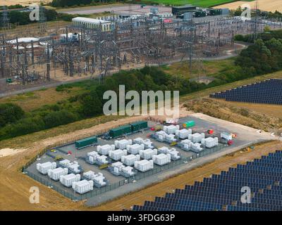 Luftbild der National Grid Walpole Unterstation mit Batteriespeichersystemen und angrenzenden Solarfeldpanelen in der ländlichen Landschaft von Walpole Stockfoto