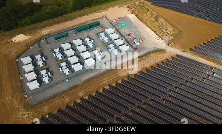 Luftbild der National Grid Walpole Unterstation Batteriespeichersysteme und benachbarter Solarfarm-Panele in der Landschaft von Walpole, England, Vereinigtes Königreich Stockfoto