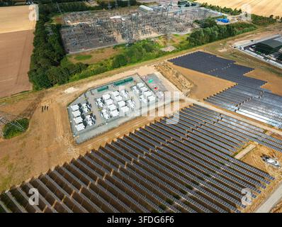 Luftbild der National Grid Walpole Unterstation mit Batteriespeichersystemen und Solarfarm-Paneelen in der ländlichen Landschaft von Walpole, England, Uni Stockfoto