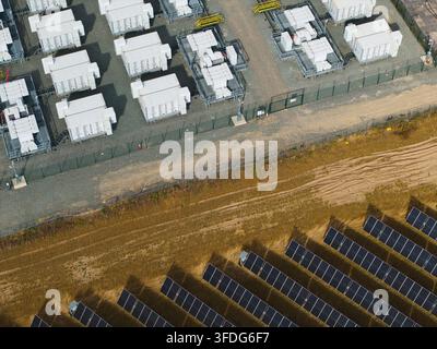 Luftbild der National Grid Walpole Unterstation Batteriespeicher-Systeme und benachbarter Solarfarm-Paneele, die in Reihen in Walpole, England, angeordnet sind, Unite Stockfoto