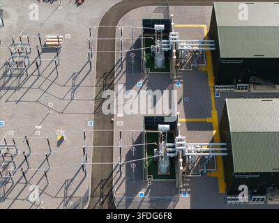 Luftbild der National Grid Walpole Unterstation mit synchronen Kondensatoren, elektrischer Infrastruktur und dunkelgrünen Gebäuden in Walpole, Engl Stockfoto