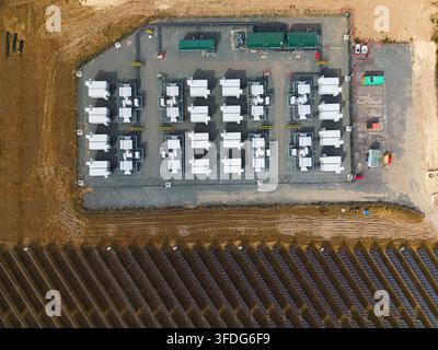 Luftaufnahme der National Grid Walpole Unterstation Batteriespeichersysteme und benachbarter Solarfarm-Panele in einer ländlichen Landschaft Walpole, England, Vereinigtes K Stockfoto