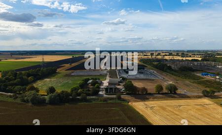 Luftbild der National Grid Walpole Unterstation und des angrenzenden Solarparks, umgeben von ländlichen landwirtschaftlichen Feldern und Wiesen in Walpole, England, U Stockfoto
