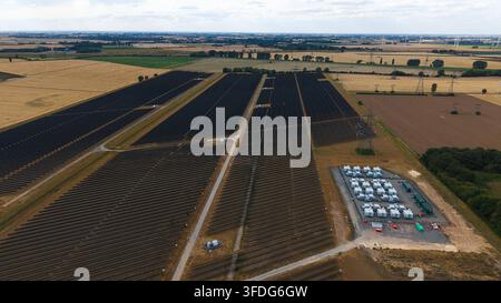 Luftaufnahme der National Grid Walpole Unterstation, umgeben von ausgedehnten Solarpanel-Anlagen in der ländlichen Landschaft von Walpole, England, Vereinigtes Königreich. Stockfoto