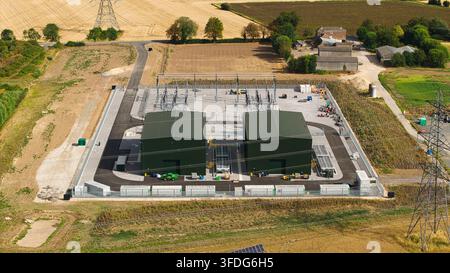 Luftbild der National Grid Walpole Unterstation Synchronkondensatoren mit grünen Industriegebäuden, elektrischer Infrastruktur und Farm Stockfoto