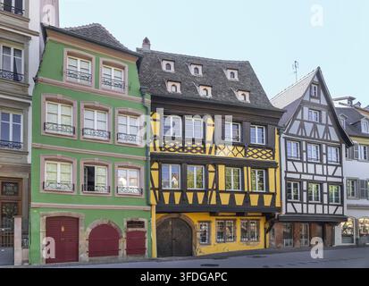 Straßburg Frankreich 24. August 2025. Farbige historische Fassaden und halb verklinkerte Häuser am Quai Saint Nicolas im alten Stadtzentrum. Elsässische Architektur Stockfoto