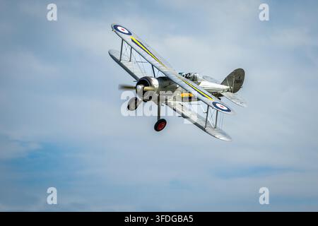 1937 Gloster Gladiator, in der Luft auf dem Festival of Flight, das am 28. Juni 2026 in Shuttleworth stattfand. Stockfoto