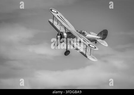 1937 Gloster Gladiator, in der Luft auf dem Festival of Flight, das am 28. Juni 2026 in Shuttleworth stattfand. Stockfoto