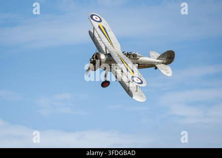1937 Gloster Gladiator, in der Luft auf dem Festival of Flight, das am 28. Juni 2026 in Shuttleworth stattfand. Stockfoto