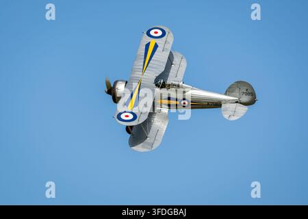 1937 Gloster Gladiator, in der Luft auf dem Festival of Flight, das am 28. Juni 2026 in Shuttleworth stattfand. Stockfoto