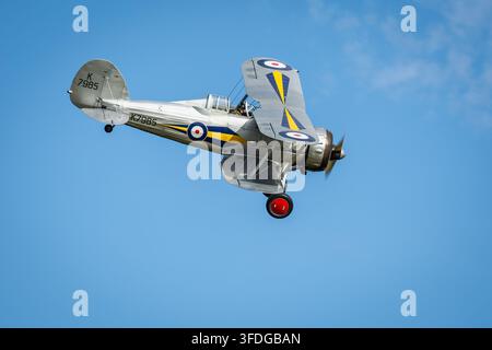 1937 Gloster Gladiator, in der Luft auf dem Festival of Flight, das am 28. Juni 2026 in Shuttleworth stattfand. Stockfoto