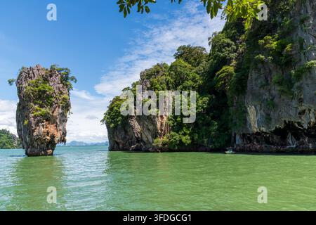 Thailand Kalkstein Felseninsel im tropischen Meer Stockfoto