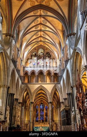 Inneres der Salisbury Cathedral mit gotischen Bögen, gewölbten Decken, kunstvollem Steinwerk und Buntglasfenstern Stockfoto