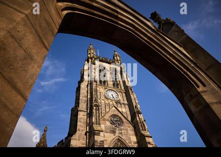 Grade I gelistete St. Mary's Church, die älteste Pfarrkirche am Stockport Market Place. Stockfoto