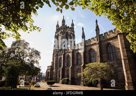 Grade I gelistete St. Mary's Church, die älteste Pfarrkirche am Stockport Market Place. Stockfoto
