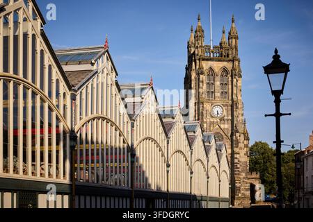 Grade I gelistete St. Mary's Church, die älteste Pfarrkirche am Stockport Market Place. Stockfoto