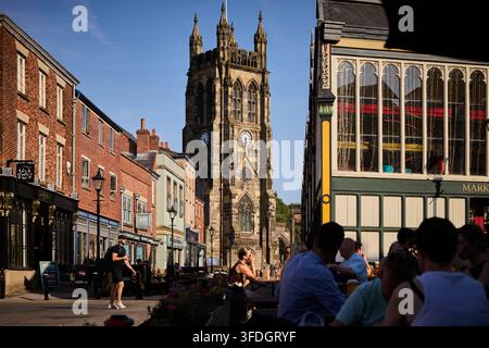 Grade I gelistete St. Mary's Church, die älteste Pfarrkirche am Stockport Market Place. Stockfoto