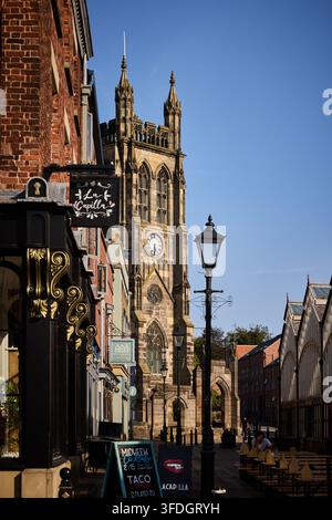 Grade I gelistete St. Mary's Church, die älteste Pfarrkirche am Stockport Market Place. Stockfoto