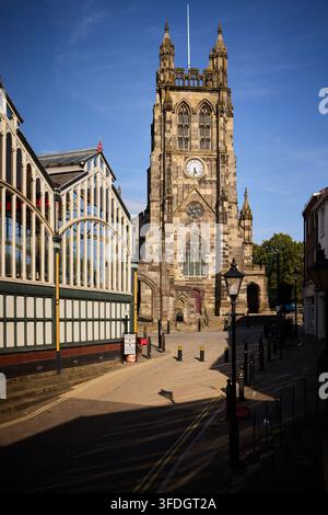 Grade I gelistete St. Mary's Church, die älteste Pfarrkirche am Stockport Market Place. Stockfoto