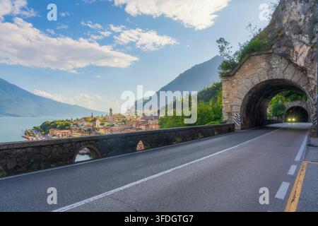 Sehenswerter Blick auf den berühmten Gardesana Occidentale Küstenstrahntunnel, der nach Limone sul Garda am Gardasee führt. Brescia, Lombardei, Italien Stockfoto