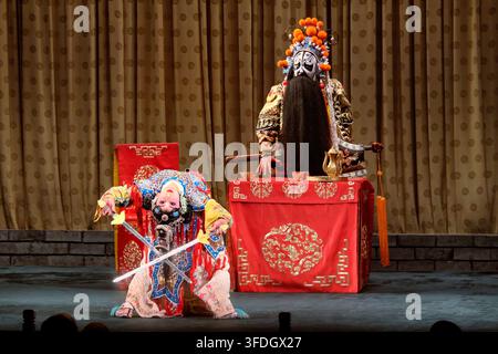 Peking-Opernshow, Der Hegemon-König verabschiedet sich von seiner Konkubine mit Konsort Yu (links) und König Xiang Yu (rechts), Liyuan-Theater, Peking, China, Asien Stockfoto