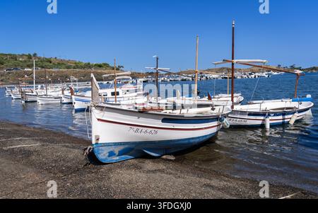 Traditionelle Holzfischerboote, die in den ruhigen Gewässern von Port Lligat an der Costa Brava, Spanien, angelegt sind Stockfoto