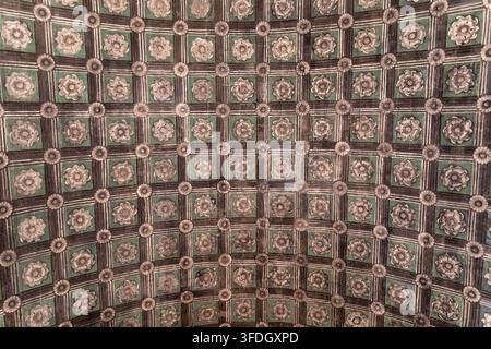 Historische dekorative bemalte Decke in der Kirche in der Nähe des Palais des Papes in Avignon, Frankreich Stockfoto