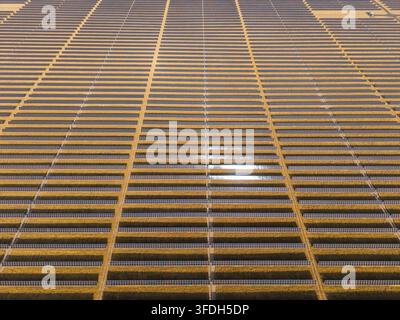 Luftaufnahme der Arlington-Solarfarm mit Reihen von Photovoltaikpanelen, die in einem Rastermuster über die Landschaft in Arlington, Oregon, USA verteilt sind Stockfoto